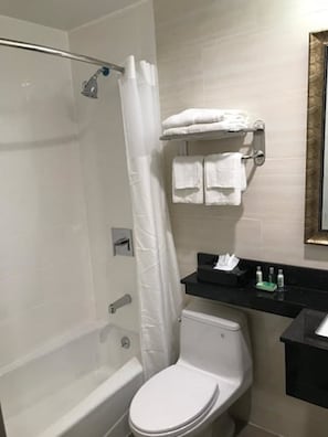 Standard Room, 1 Queen Bed, Non Smoking | Bathroom | Free toiletries, hair dryer, towels