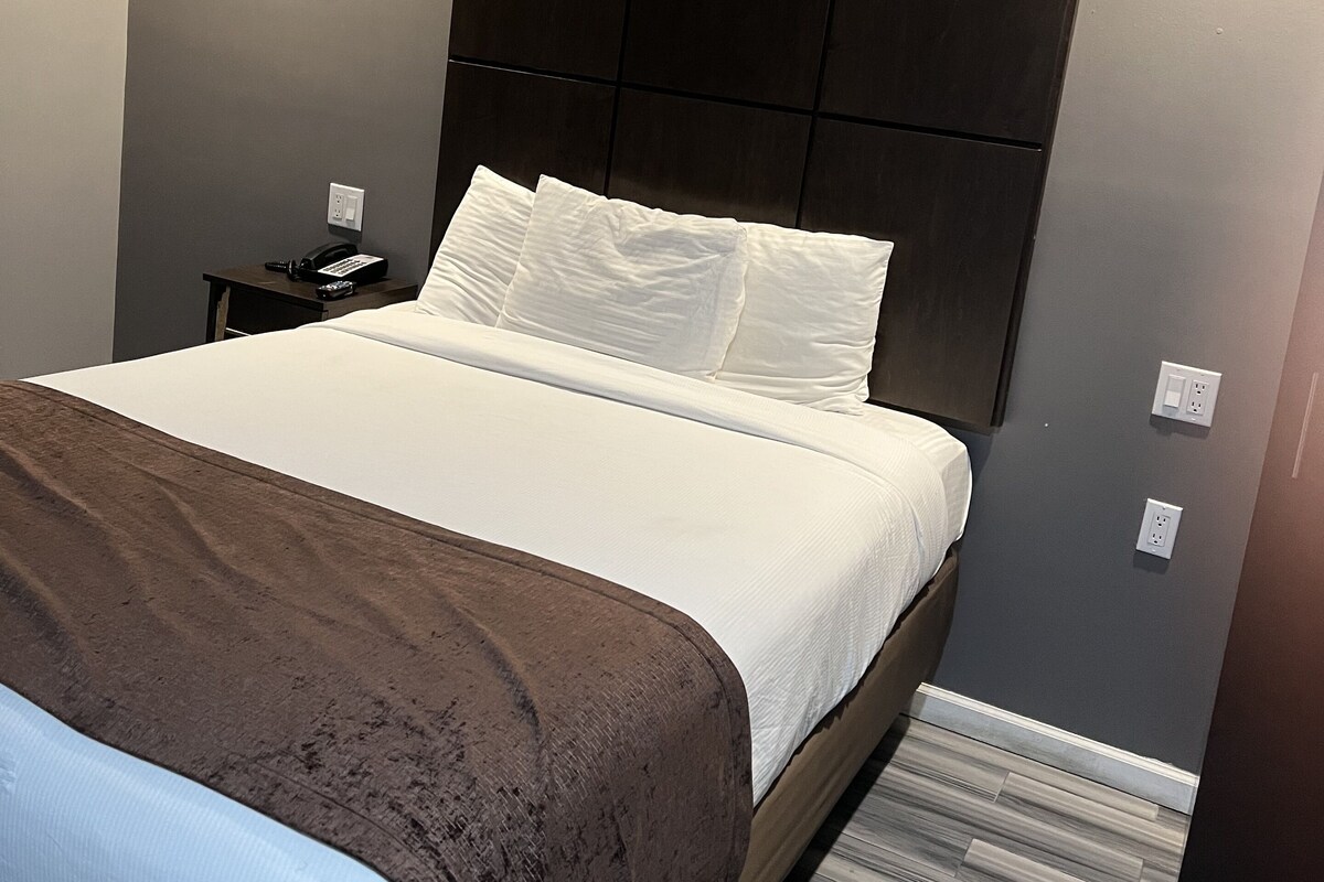 Quarto standard, 1 cama Queen, para não fumantes (Five Bedroom House) | Área de estar | TV de tela plana