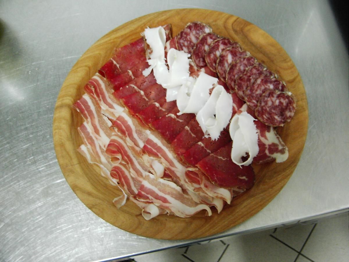 Ein Holzbruch mit verschiedenen Wurst- und Salamiwaren.