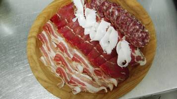Ein Holzbruch mit verschiedenen Wurst- und Salamiwaren.