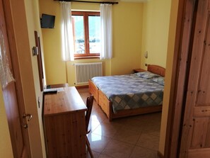 Minibar, Schreibtisch, Babybetten, kostenloses WLAN