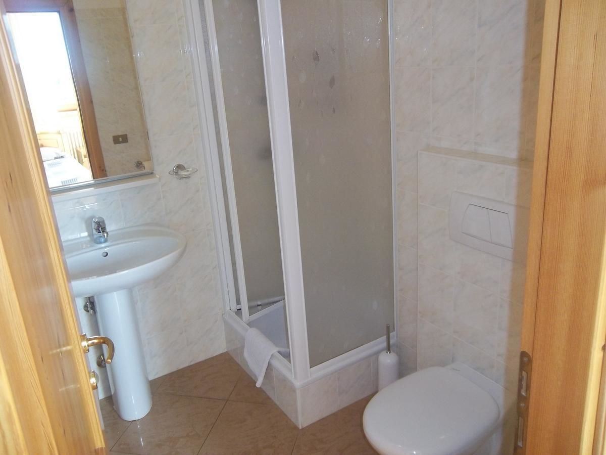 Une salle de bain avec une douche, un lavabo et des toilettes.