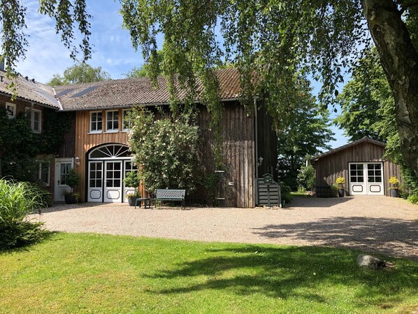 Unclassified image, 1 of 28, button