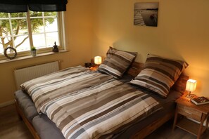 3 bedrooms, desk, travel cot, WiFi