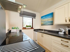 Apartment, 3 Single Beds | Private kitchen | Fridge, microwave, oven, stovetop - Springfield View (North Berwick)
