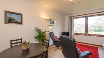 Apartment, 3 Single Beds | Dining