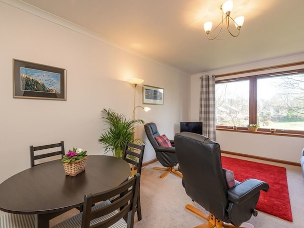 Apartment, 3 Single Beds | Dining