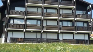 Un edificio a più piani con balconi, ampie finestre e un tetto piano.