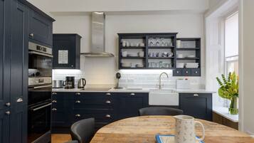 Apartment, Multiple Beds | Private kitchen | Fridge, microwave, oven, stovetop