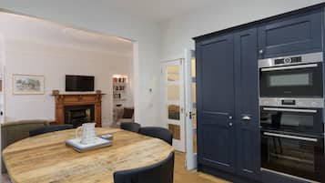 Apartamento, várias camas | Opções para refeição no quarto