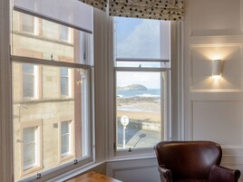 Apartamento, varias camas | Vistas al mar