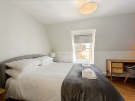 Apartamento, varias camas | 3 dormitorios, tabla de planchar con plancha, wifi gratis y ropa de cama