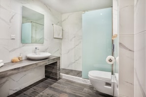 Deluxe-huoneisto | Kylpyhuone | Suihku, ilmaiset hygieniatuotteet, hiustenkuivaaja, pyyhkeet