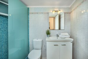 高級公寓 | 浴室 | 淋浴設備、免費梳洗用品、風筒、提供毛巾