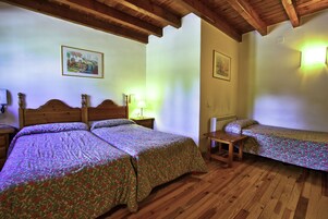 Escritorio, cortinas blackout, cunas gratuitas y wifi gratis 