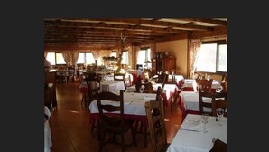 Breakfast, lunch and dinner served  - Apartamentos La Solana (La Vall de Boi)