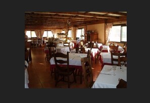 Se sirven desayunos, almuerzos y cenas; cocina local