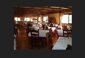 Se sirven desayunos, almuerzos y cenas; cocina local