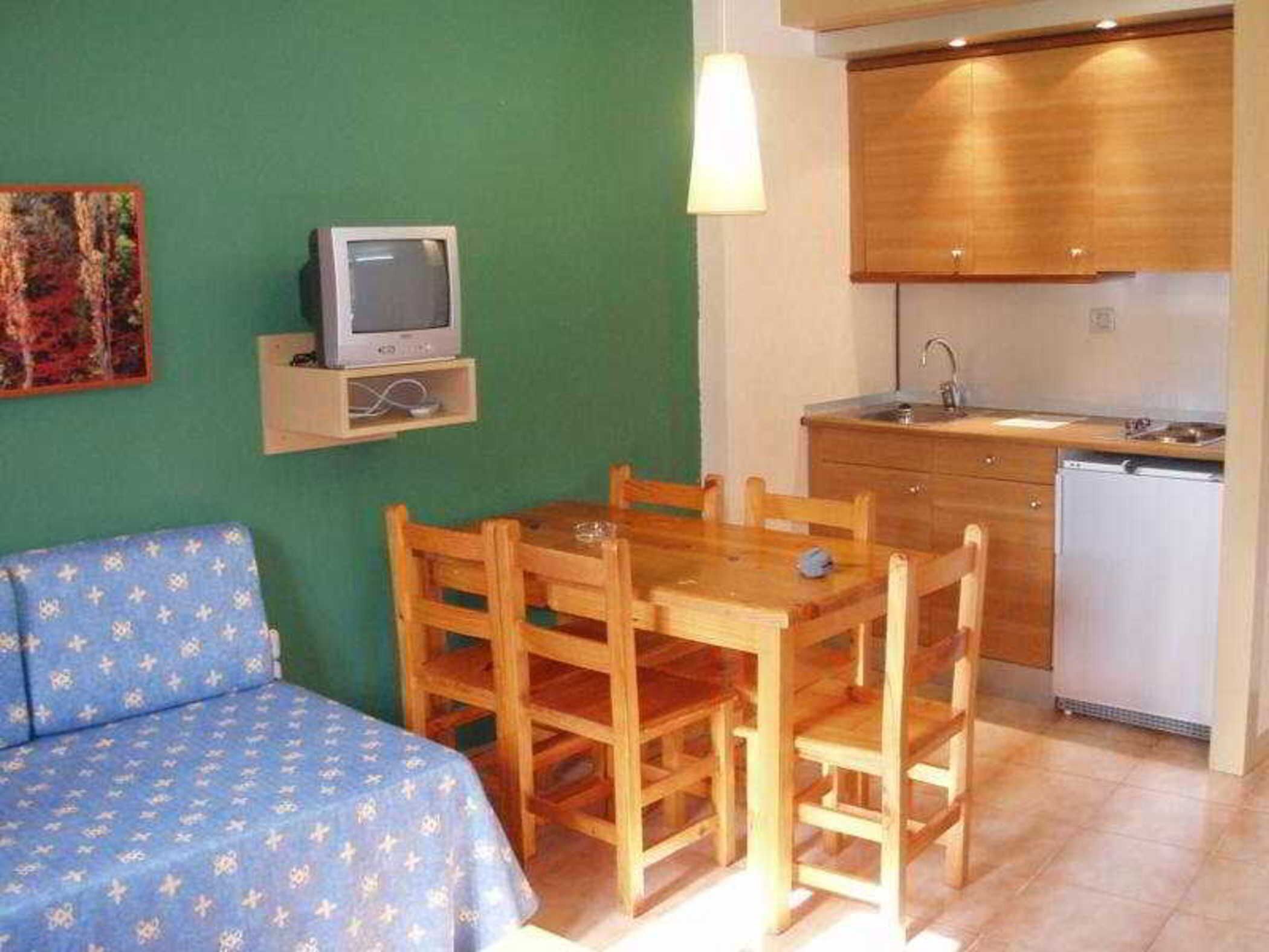 Escritorio, cortinas blackout, cunas gratuitas y wifi gratis 