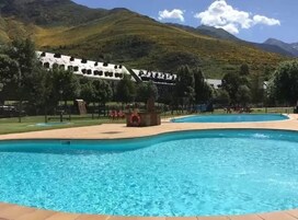 Una piscina al aire libre de temporada