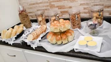 Café da manhã com buffet grátis todos os dias