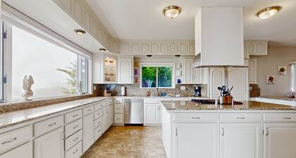 Lujosa casa con sala de juegos, jacuzzi privado y vistas al mar.