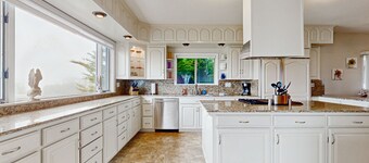 Ylellinen koti w / pelihuone, yksityinen kylpytynnyri, & merinÀkymÀt!