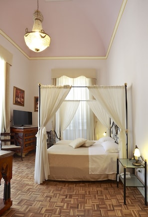 Egyptian cotton sheets, premium bedding, in-room safe