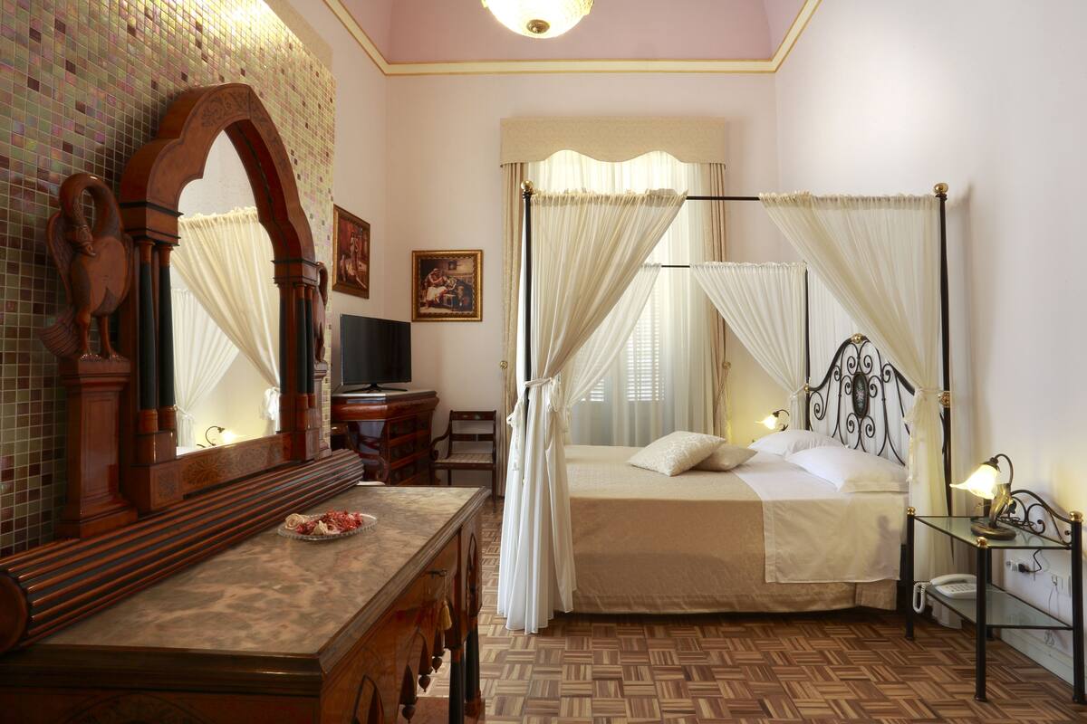 Egyptian cotton sheets, premium bedding, in-room safe