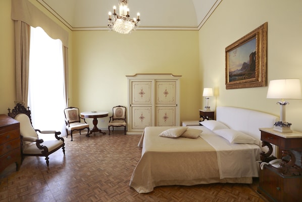 Egyptian cotton sheets, premium bedding, in-room safe