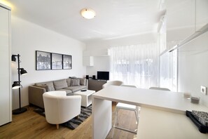 Apartment, Balkon | Wohnbereich | Plasmafernseher, Netflix