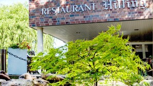 Un edificio de ladrillo con un letrero que dice "RESTAURANT HALL".