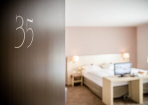 In-room safe, desk, cots/infant beds, rollaway beds - Hotel-Restaurant Hilling (Papenburg)