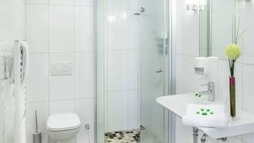 Een douche, gratis toiletartikelen, een haardroger, handdoeken