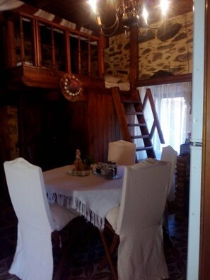 House, 2 Bedrooms, Smoking, Bay View | In-room dining