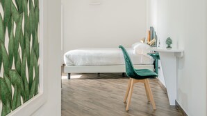 A bedroom with a bed, a desk, and a chair. - Nonno Luigino (Vico Equense)