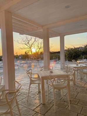 En säsongsöppen utomhuspool och solstolar