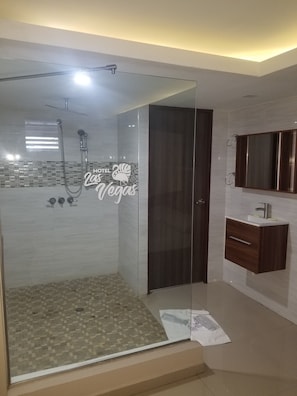 Deluxe Double Room, 1 Queen Bed, Non Smoking | Bathroom shower