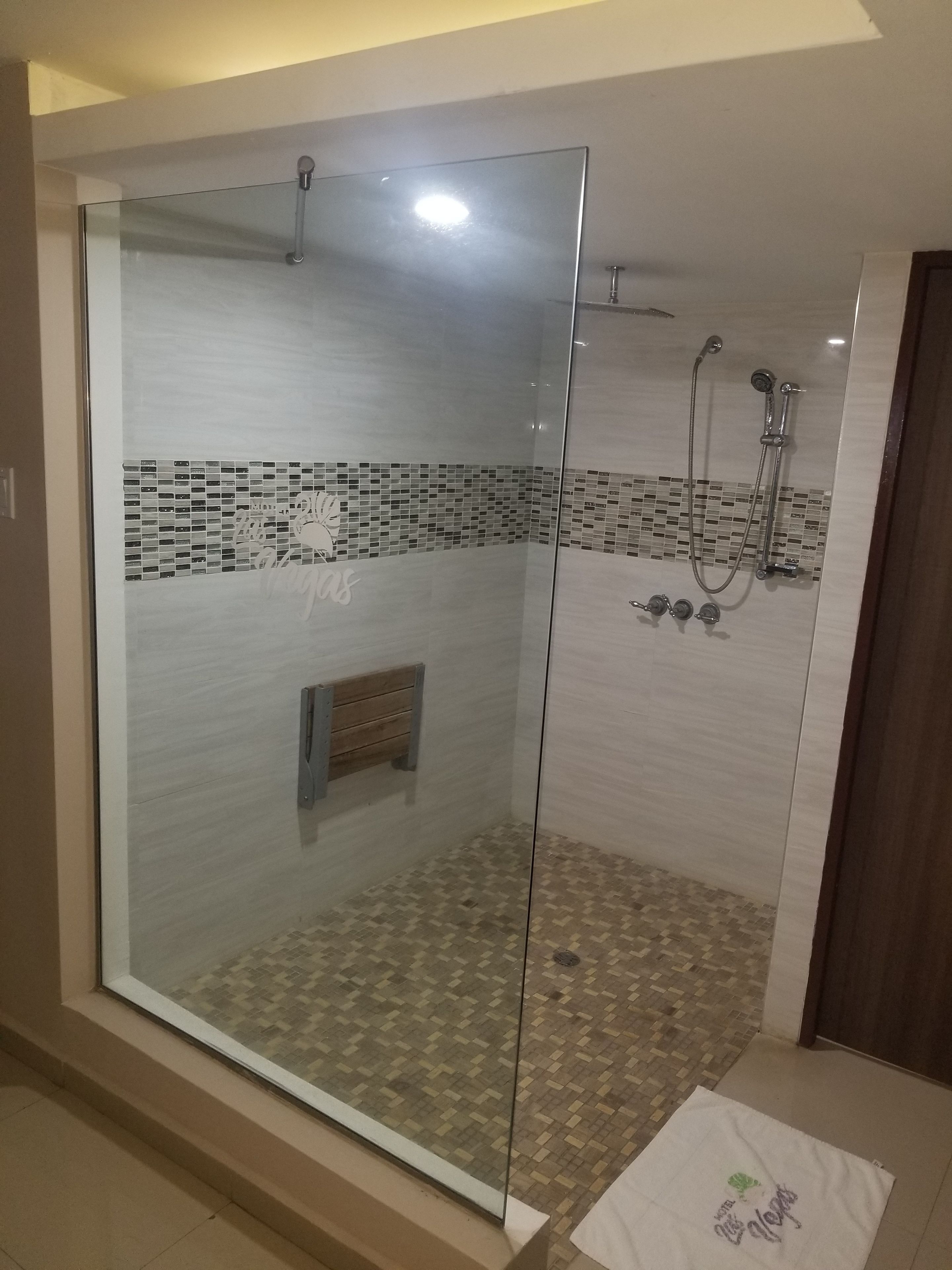 Douche, douche à « effet pluie », articles de toilette gratuits