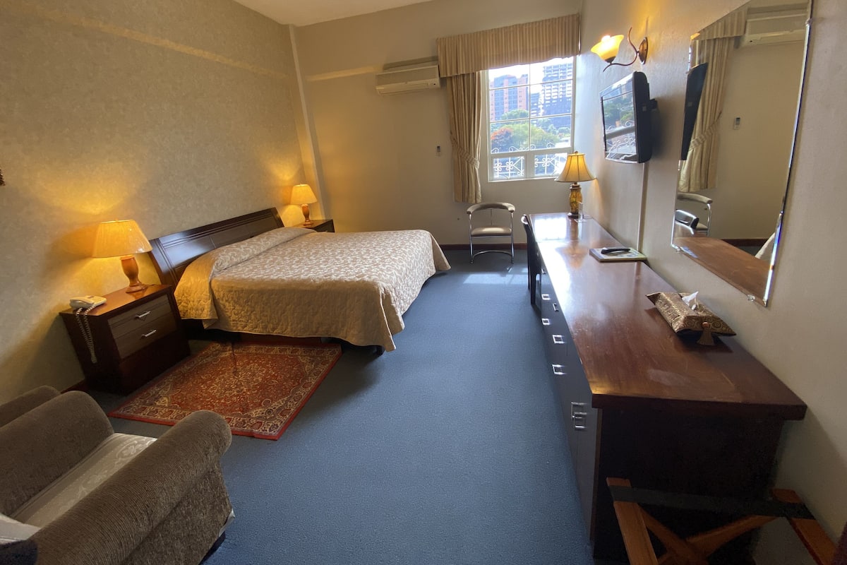 Habitación básica, 1 cama de matrimonio, no fumadores | Ropa de cama de alta calidad, minibar, escritorio
