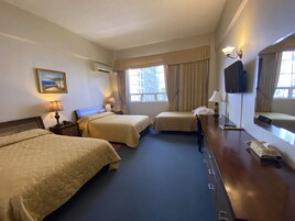 家庭三人房, 多张床, 无烟房 | 高档床上用品、迷你吧、办公桌、隔音