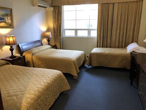 Habitació triple familiar, diversos llits, no fumadors | Roba de llit d'alta qualitat, minibar i escriptori