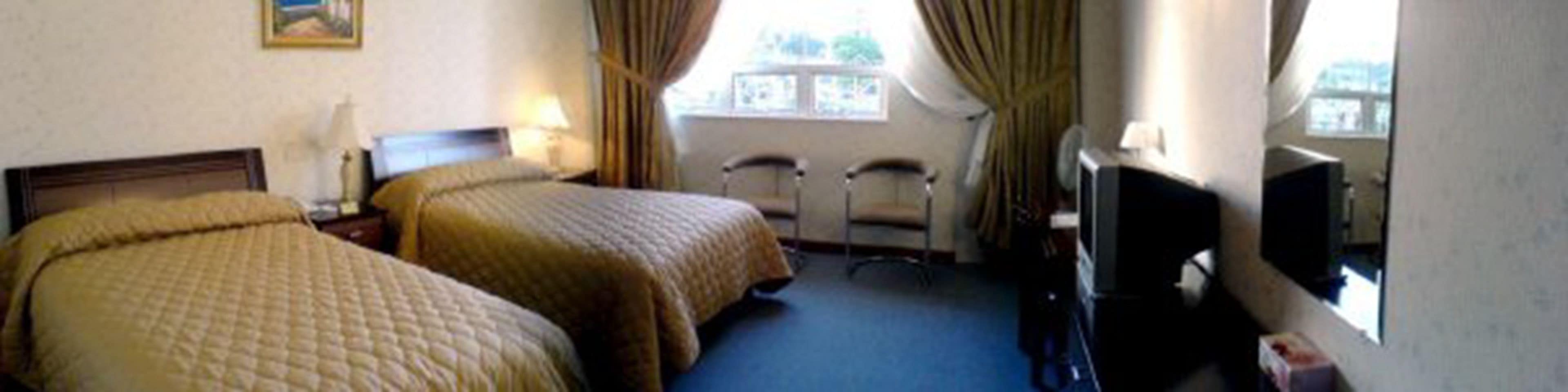 family triple room, multiple beds, non smoking | premium bedding, minibar, desk, soundproofing