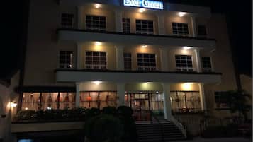 Overnatningsstedets facade – aften/nat