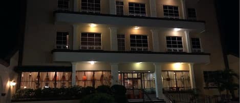 Façade de lâhĂ©bergement - soirĂ©e/nuit