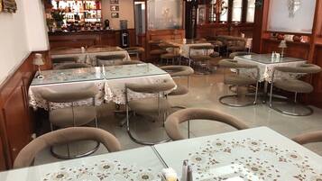 Frokost med lokale retter på hverdagene (GTQ 66 per person)