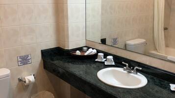 Combined shower/bathtub, deep-soaking bathtub, free toiletries