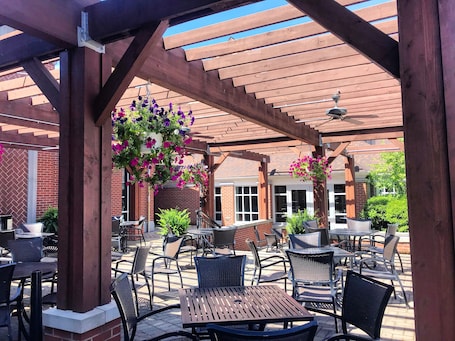 Terraza o patio. Inn at DePauw