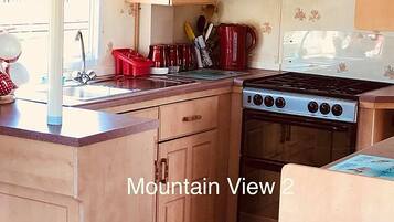 Mountain View 2 Caravan | Private kitchen | Fridge, microwave, oven, stovetop