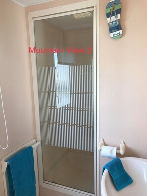 Chambre double pour 1 personne, 2 chambres | Salle de bain | Douche